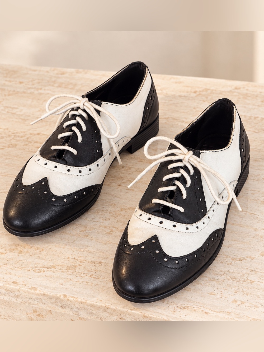 Born Ashleigh Wingtip Oxford Spectator Black & White Leather Shoes Size 9.5 EUC